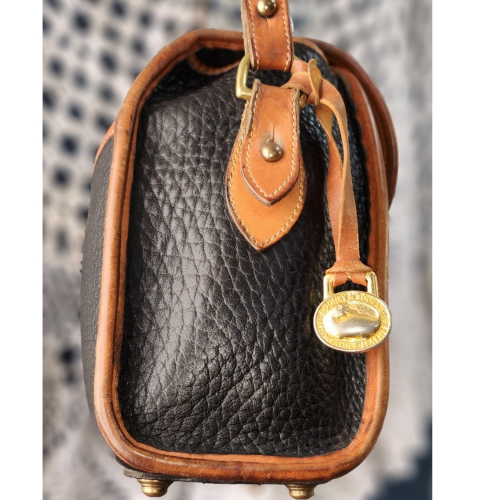 VINTAGE DOONEY & BOURKE ALL WEATHER BLACK PEBBLE GRAIN LEATHER CROSSBODY BAG - Picture 4 of 10